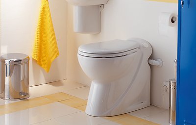 Keramik-WC SaniCompact Pro, weiss, OHNE WC-SITZ, mit integrierter Kleinhebeanlage sowie Wassersp&uuml;lung, mit Waschtischanschlu&szlig; und gesteuerter Pumpe